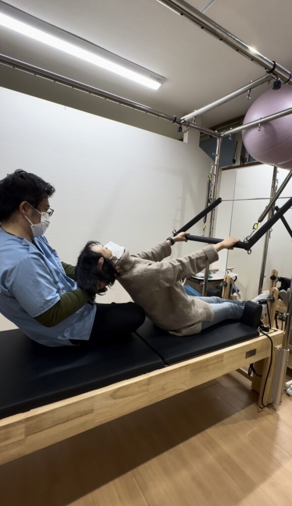 ピラティスで寝違えの痛みを回復していく施術