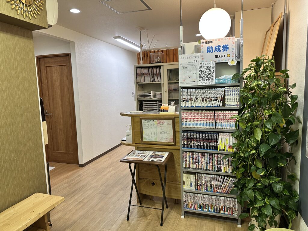 おひさまの里の入り口から見た待合室